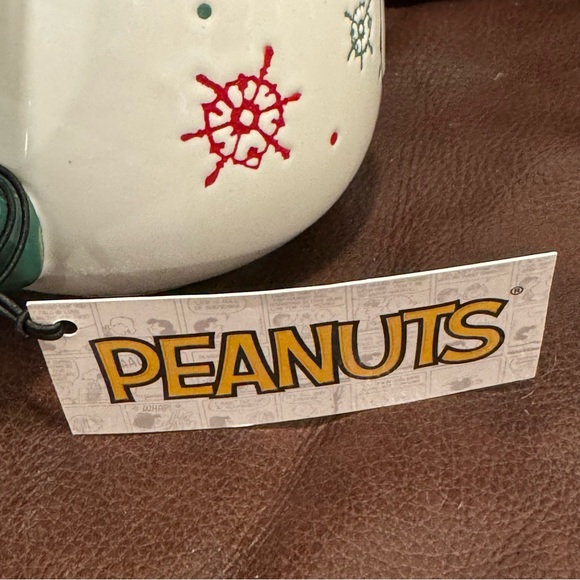 Snoopy Charlie Brown Lucy & Snowflakes Tear Drop Style Peanuts Christmas Mug - Picture 8 of 10